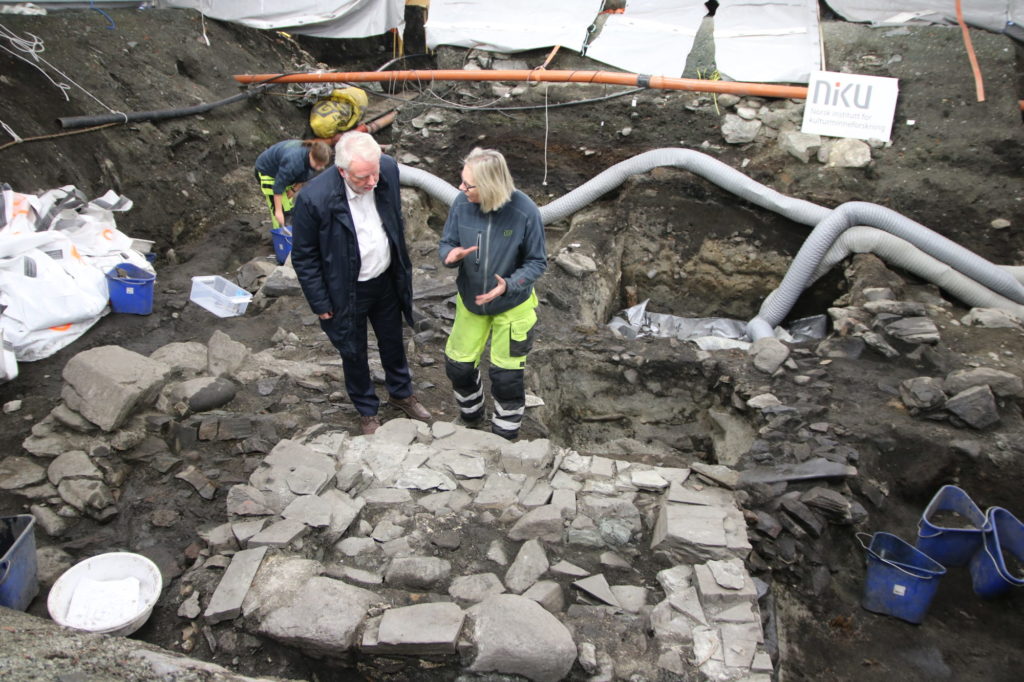 Archaeologist Anna Petersén and Jørn Holme, director general of the Directorate for Cultural Heritage in the excavation area in the autumn of 2016 | Klemenskirken | Historic Trondheim | St. Clement’s Church